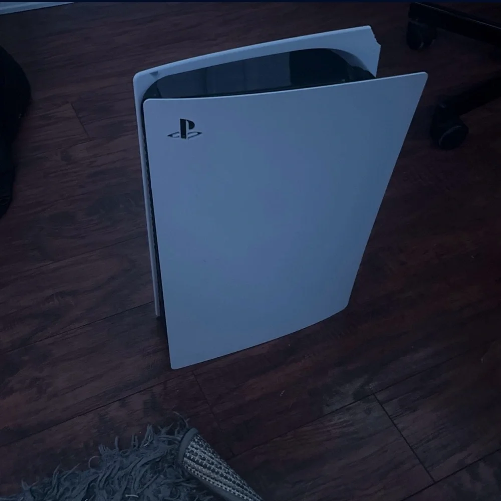 PS5 - Picture 3 of 3